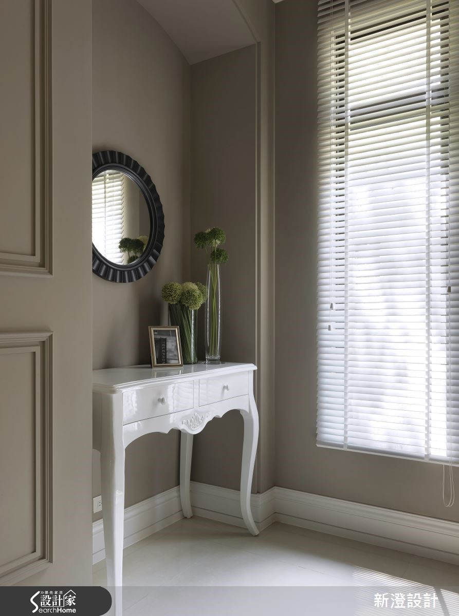 有別於繁複奢華的制式新古典風格，在此 52 坪住宅內，